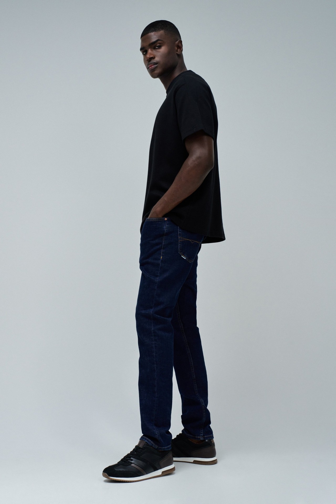 T-SHIRT MIT BRANDING