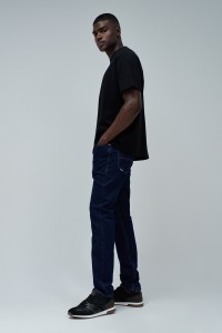 T-SHIRT MIT BRANDING