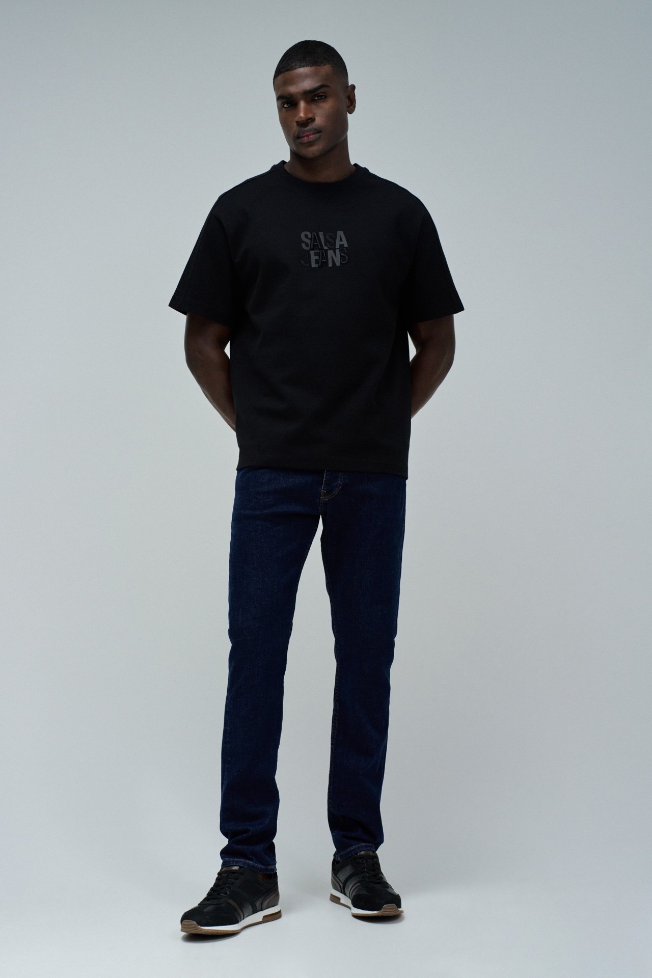 T-SHIRT MIT BRANDING