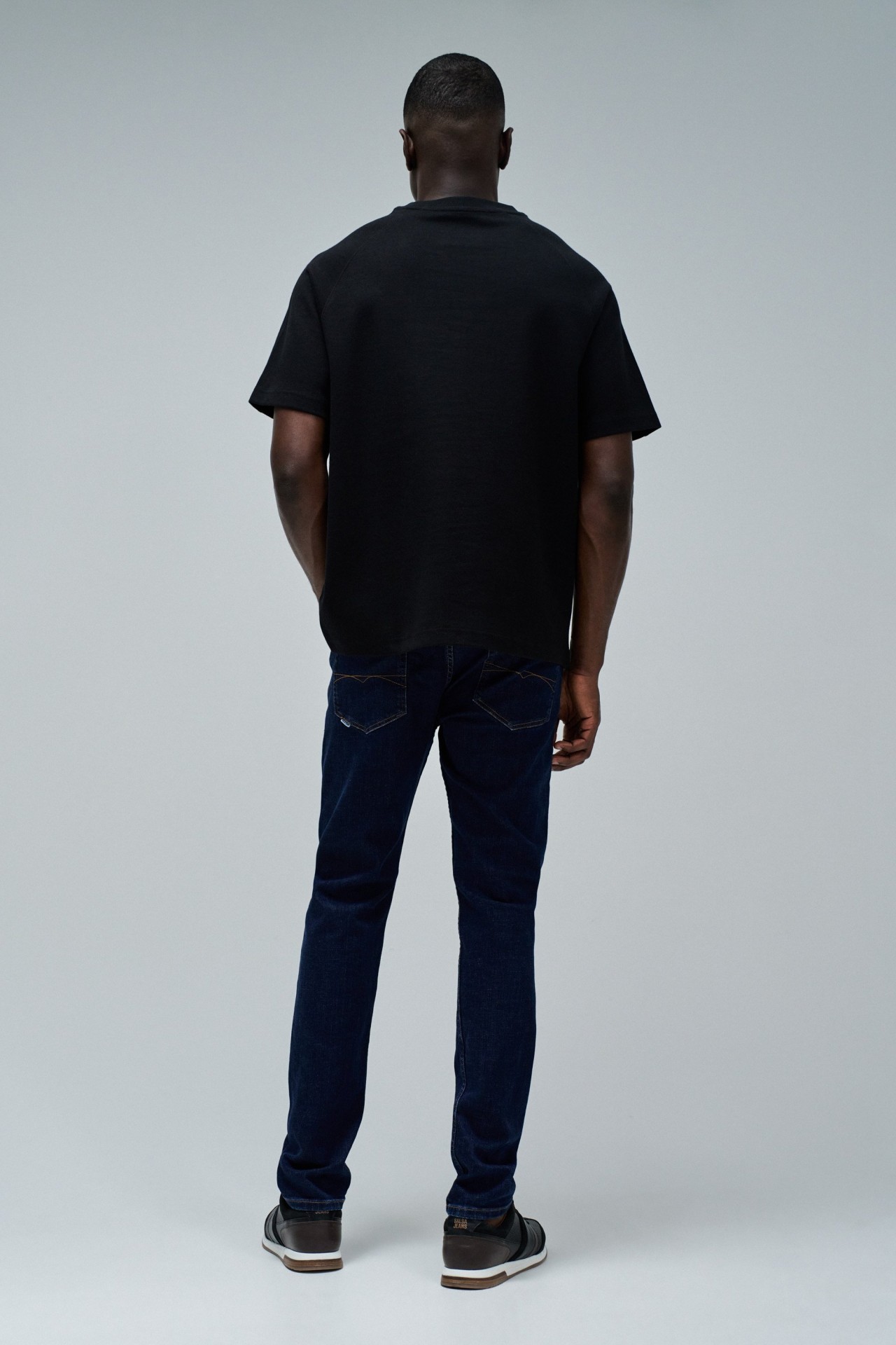 T-SHIRT MIT BRANDING