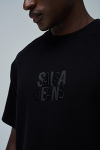 T-SHIRT MIT BRANDING