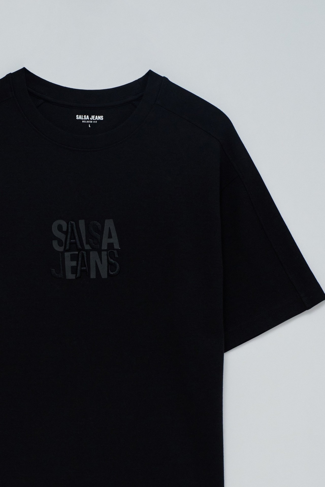 T-SHIRT MIT BRANDING