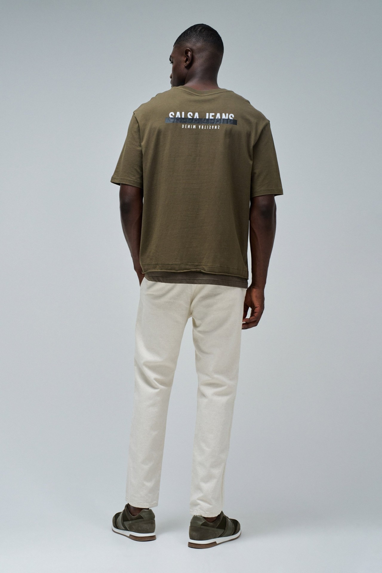 T-SHIRT MIT BRANDING