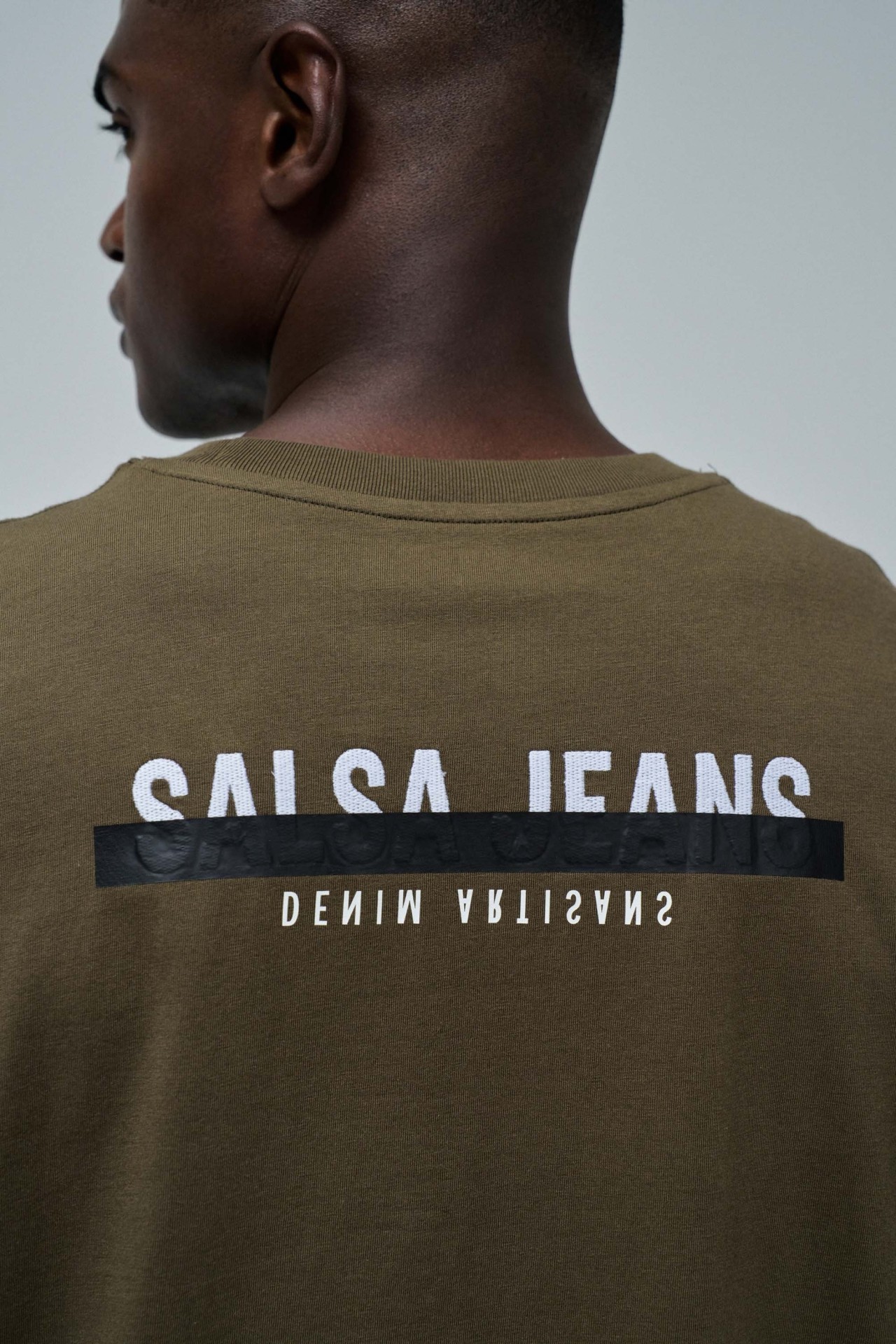 T-SHIRT MIT BRANDING