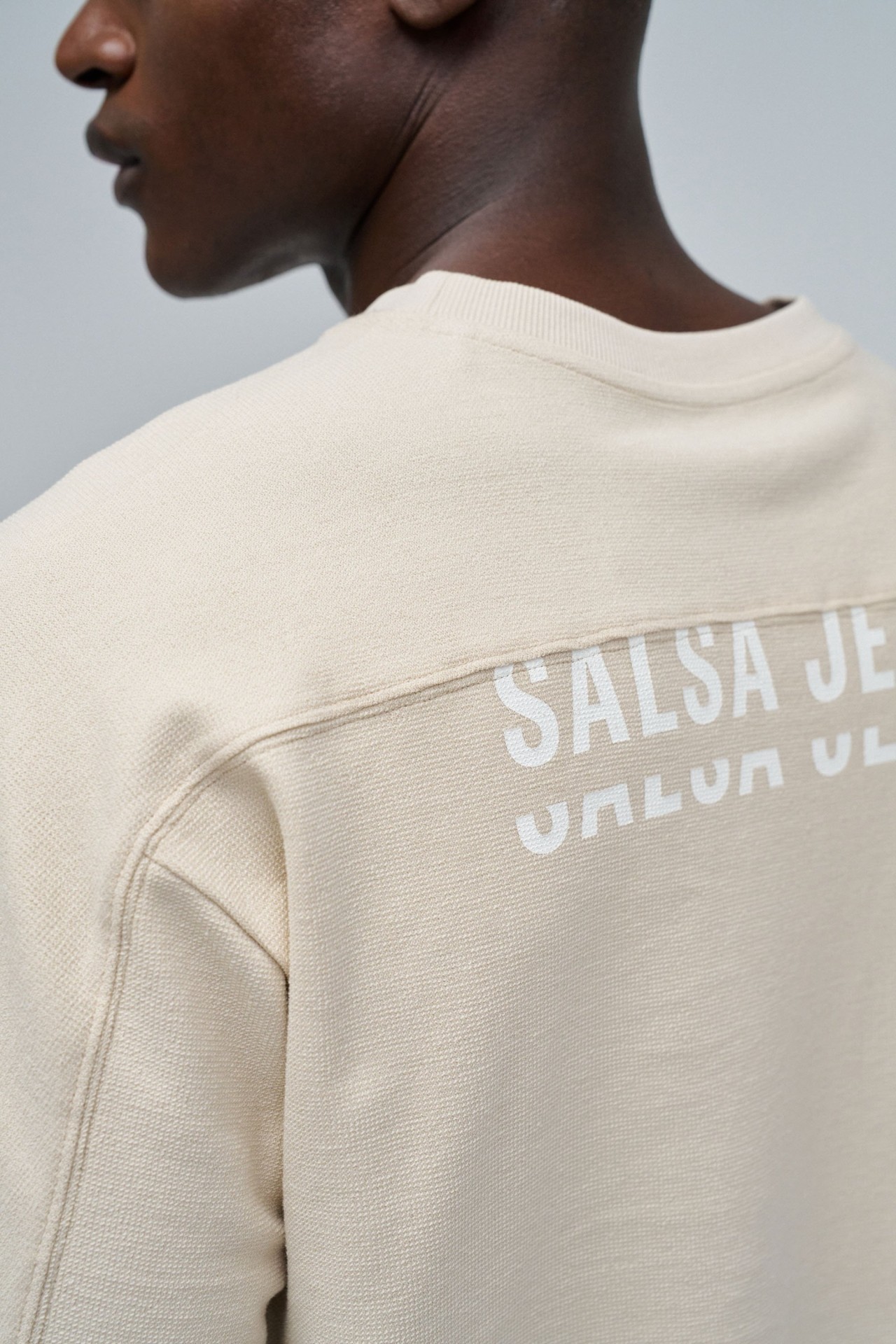 T-SHIRT MIT BRANDING