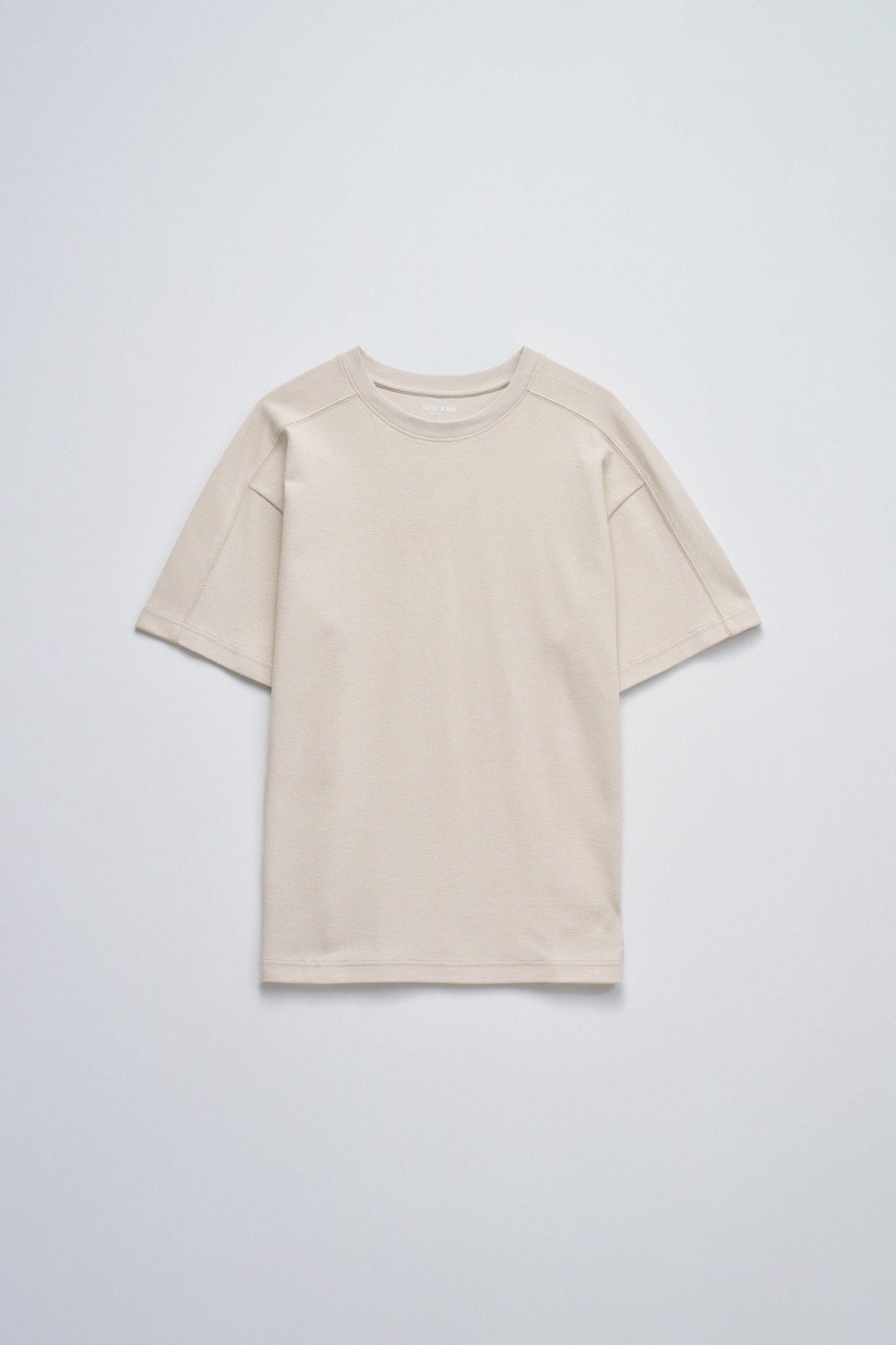 T-SHIRT MIT BRANDING