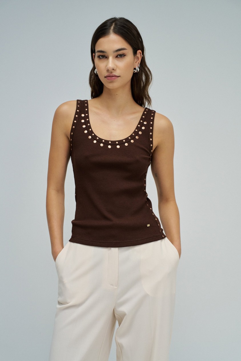 TOP WITH APPLICATIONS ON THE NECKLINE