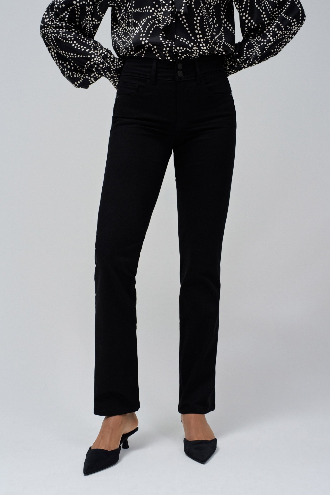 SECRET PUSH IN STRAIGHT JEANS