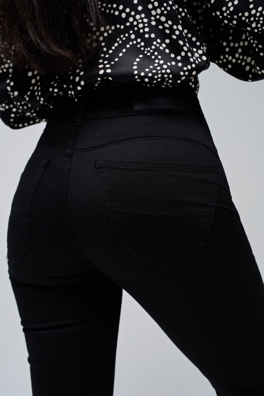 SECRET PUSH IN STRAIGHT JEANS