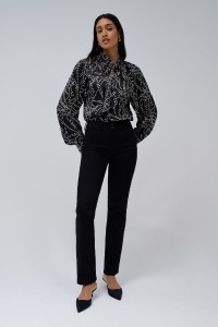 SECRET PUSH IN STRAIGHT JEANS