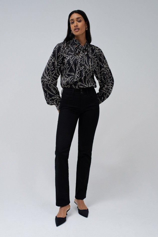 SECRET PUSH IN STRAIGHT JEANS