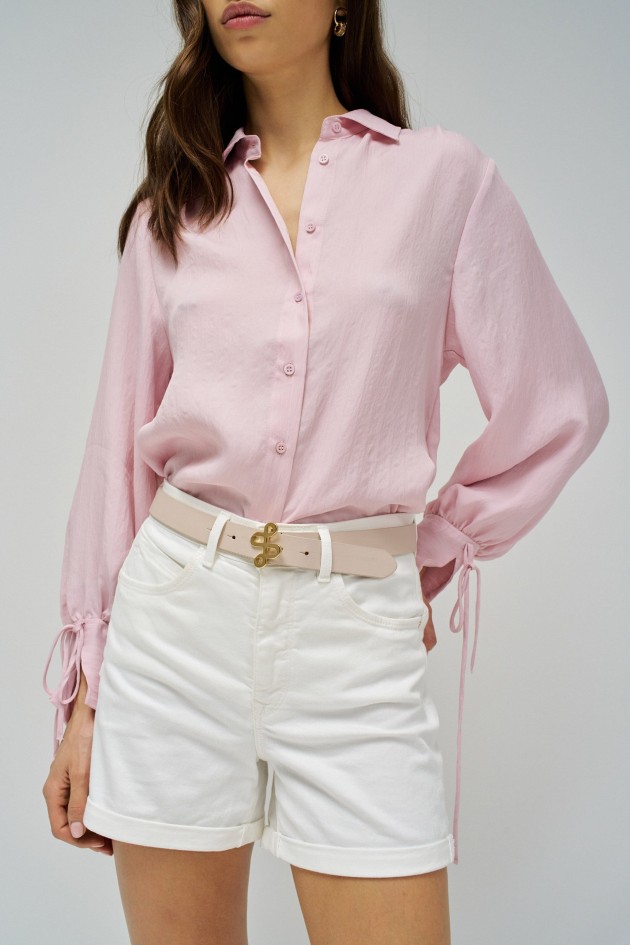 LEDERGÜRTEL MIT GOLDENEM BRANDING AUF DER SCHNALLE