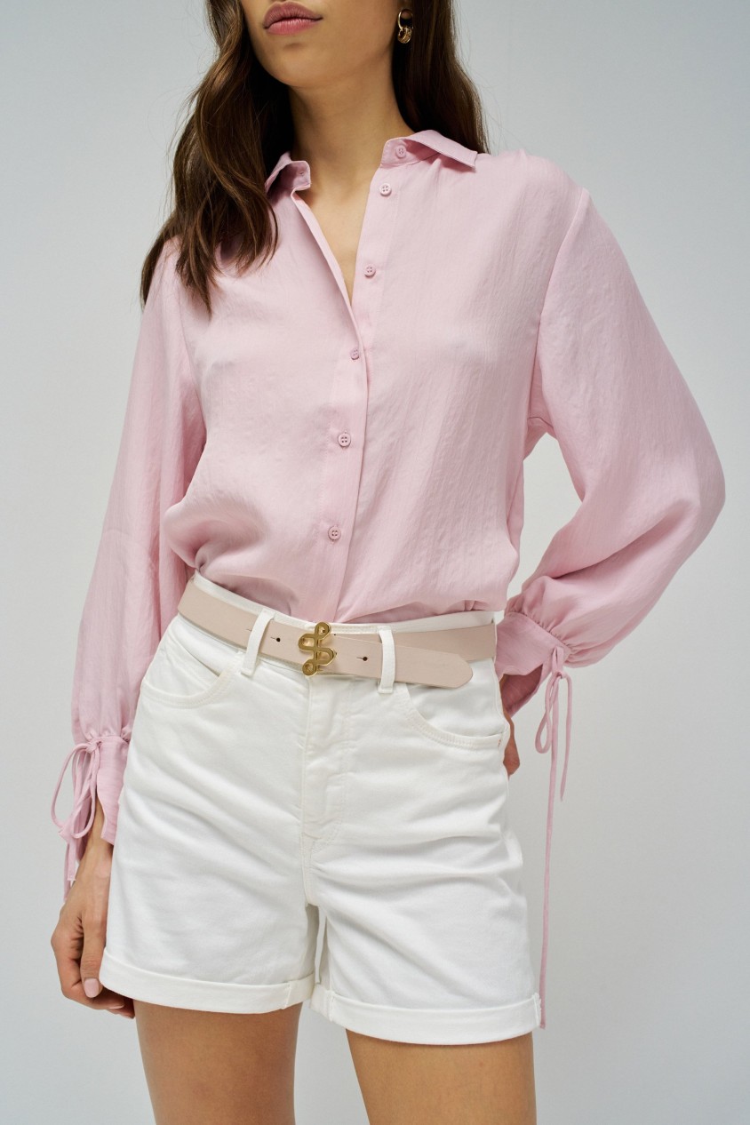 CINTO DE PELE COM BRANDING DOURADO NA FIVELA