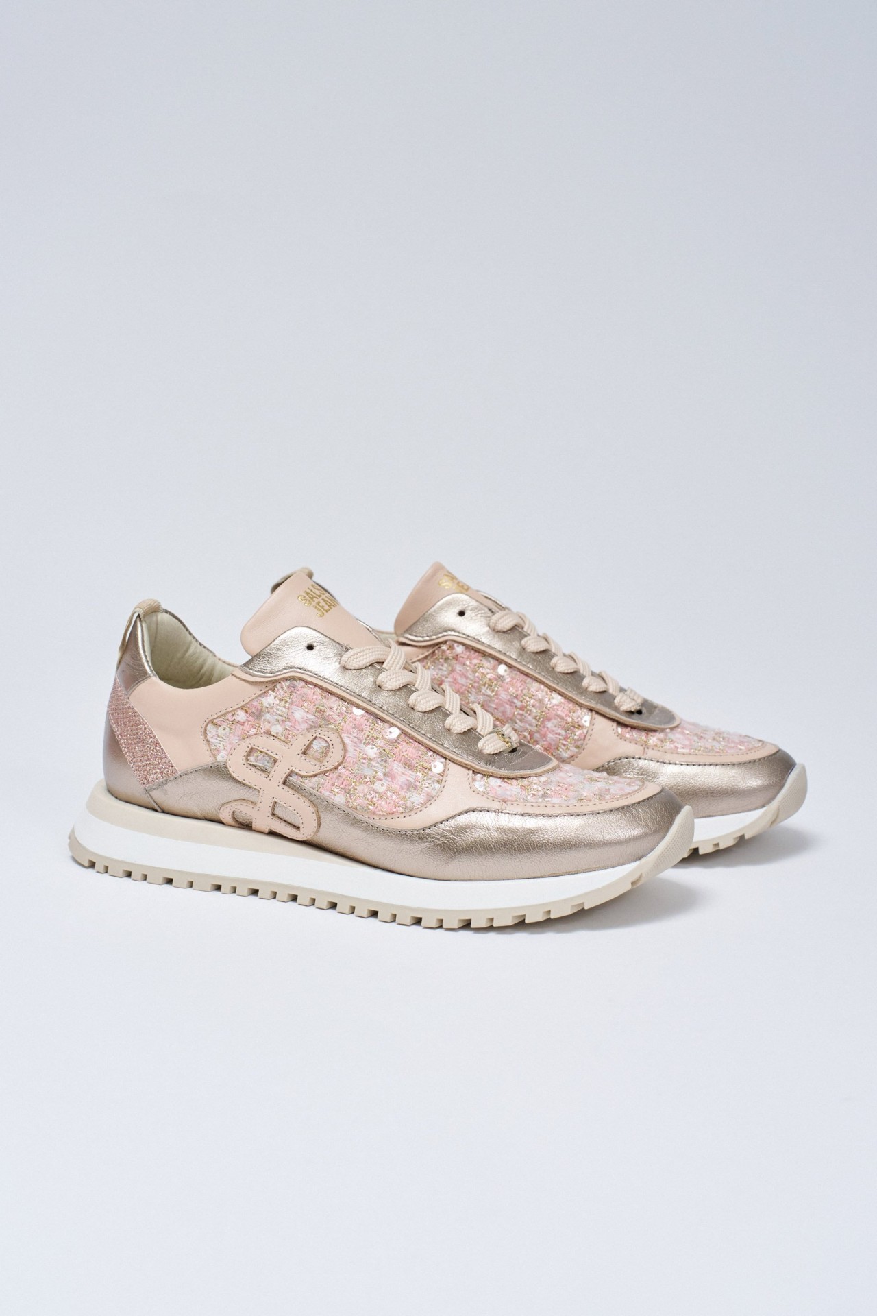 ZAPATILLAS CON MEZCLA DE MATERIALES