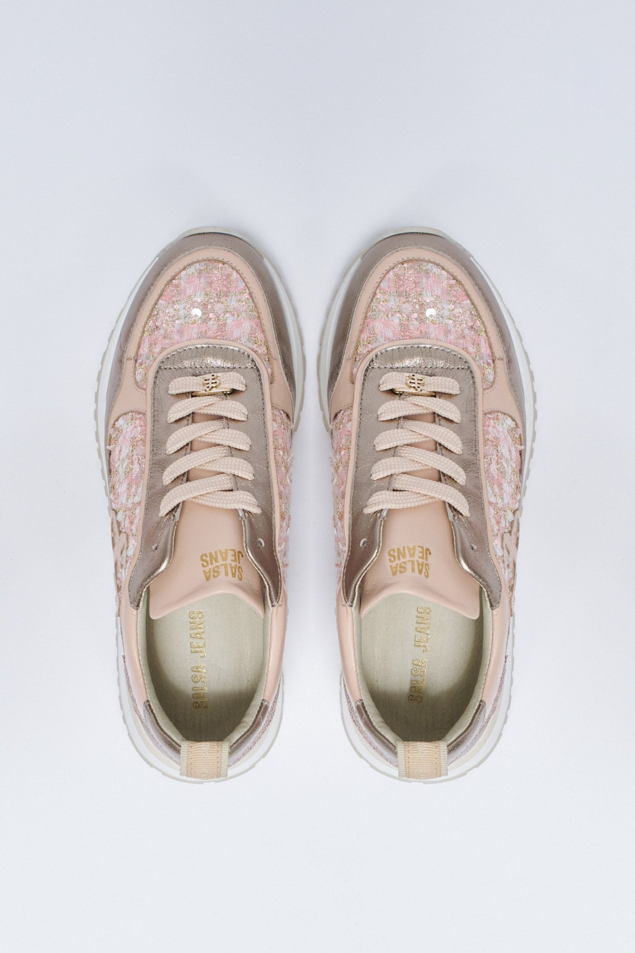 ZAPATILLAS CON MEZCLA DE MATERIALES