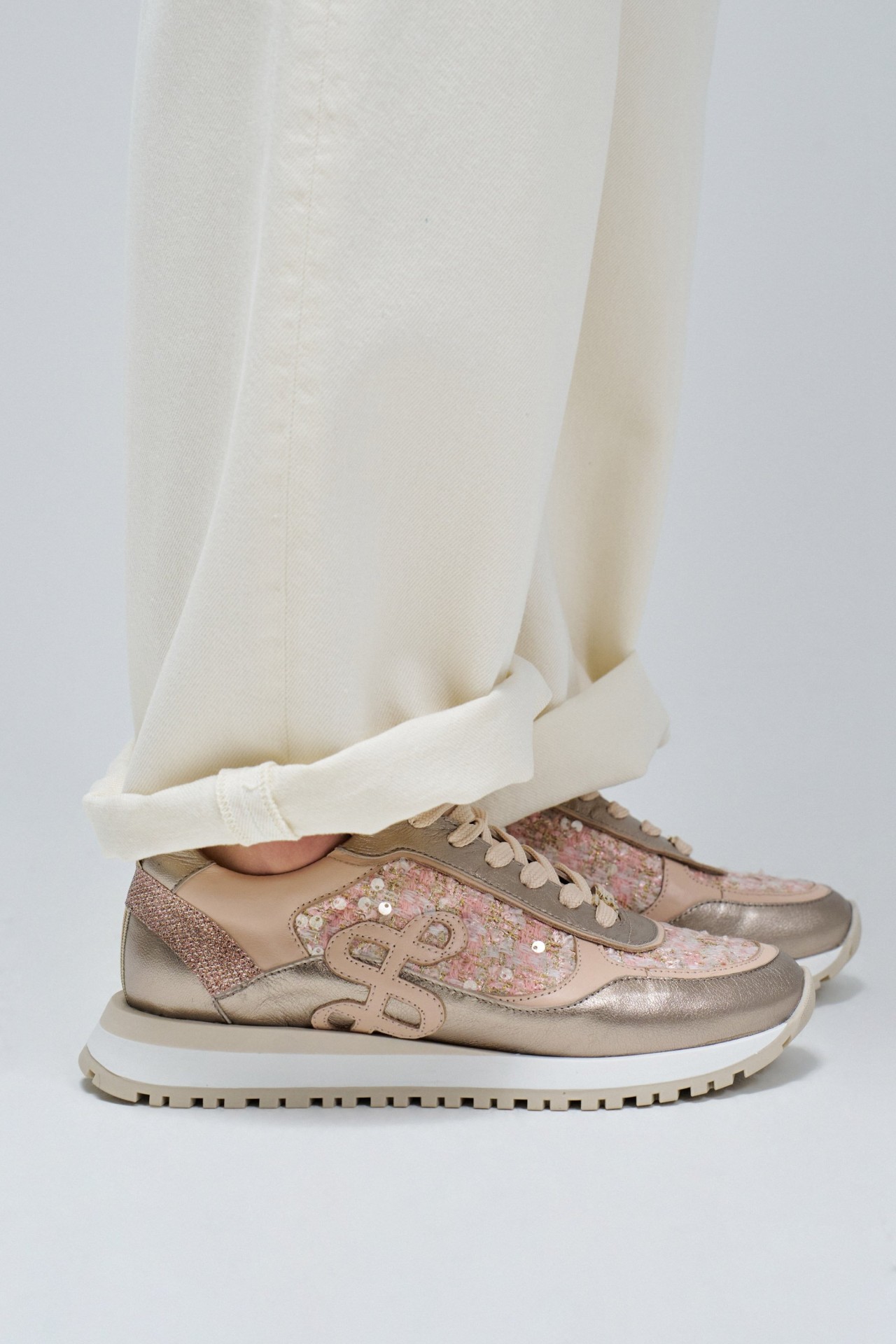 ZAPATILLAS CON MEZCLA DE MATERIALES