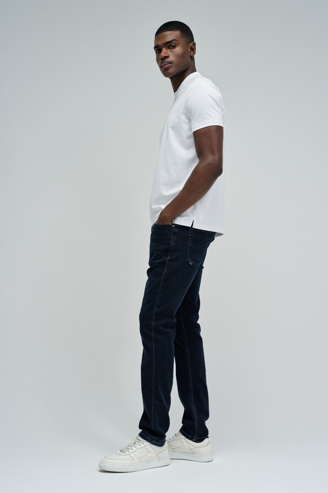 T-SHIRT MIT BRANDING