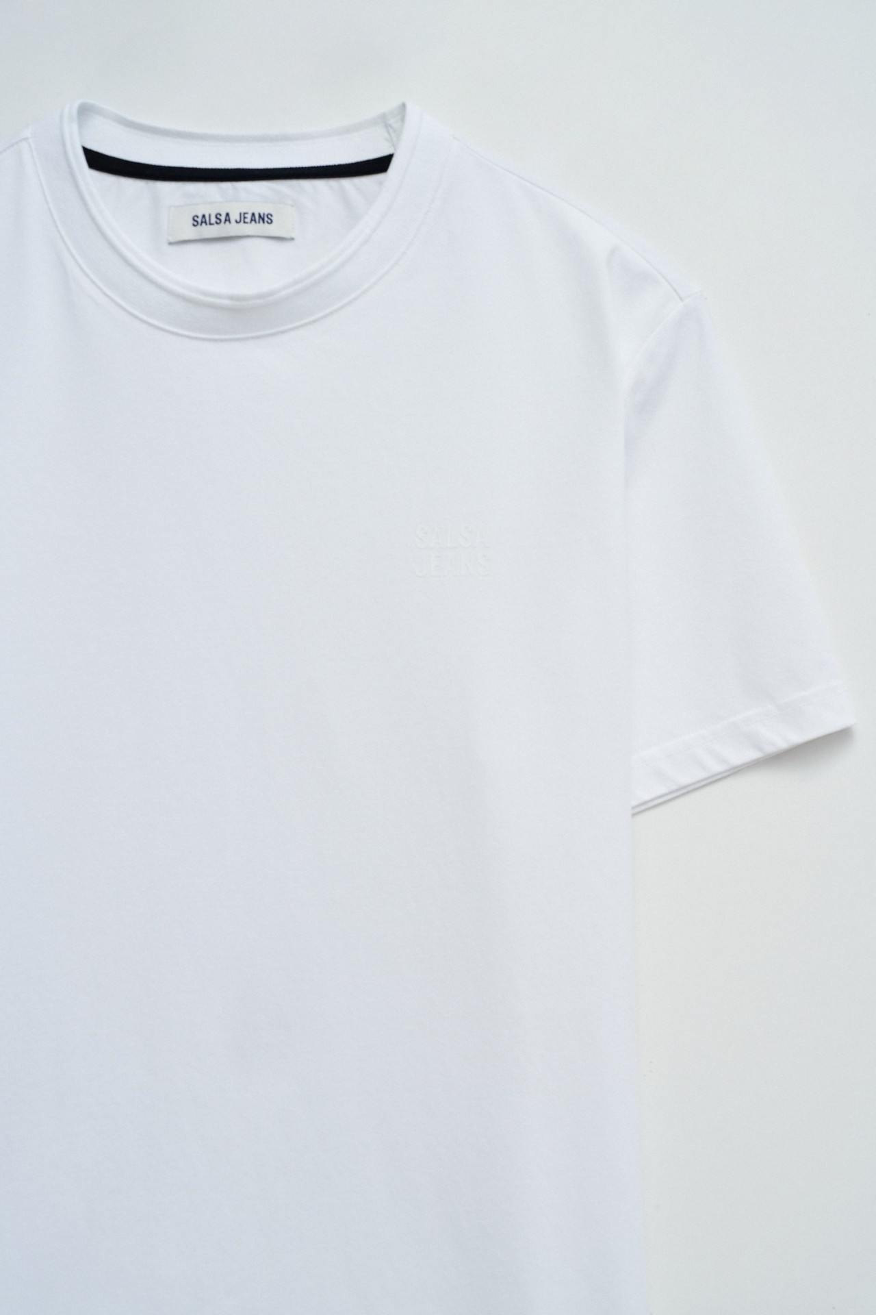 T-SHIRT MIT BRANDING