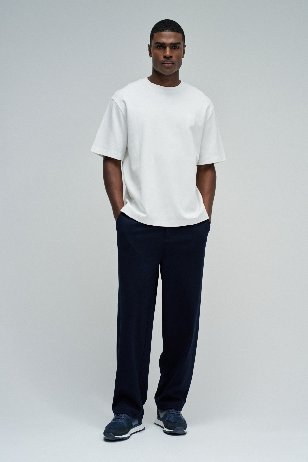 T-SHIRT MIT BRANDING