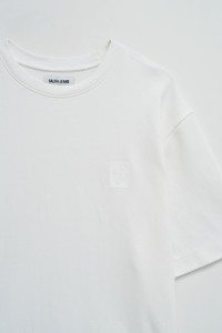 T-SHIRT MIT BRANDING