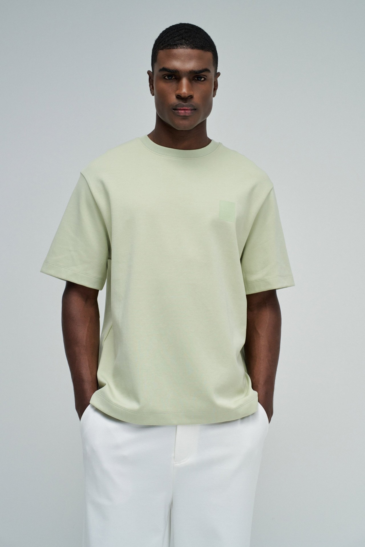 T-SHIRT MIT BRANDING