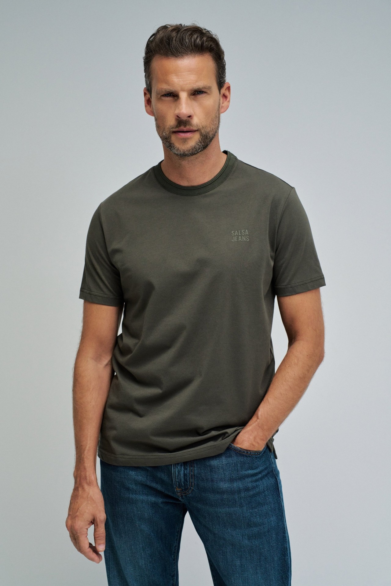 T-SHIRT MIT BRANDING