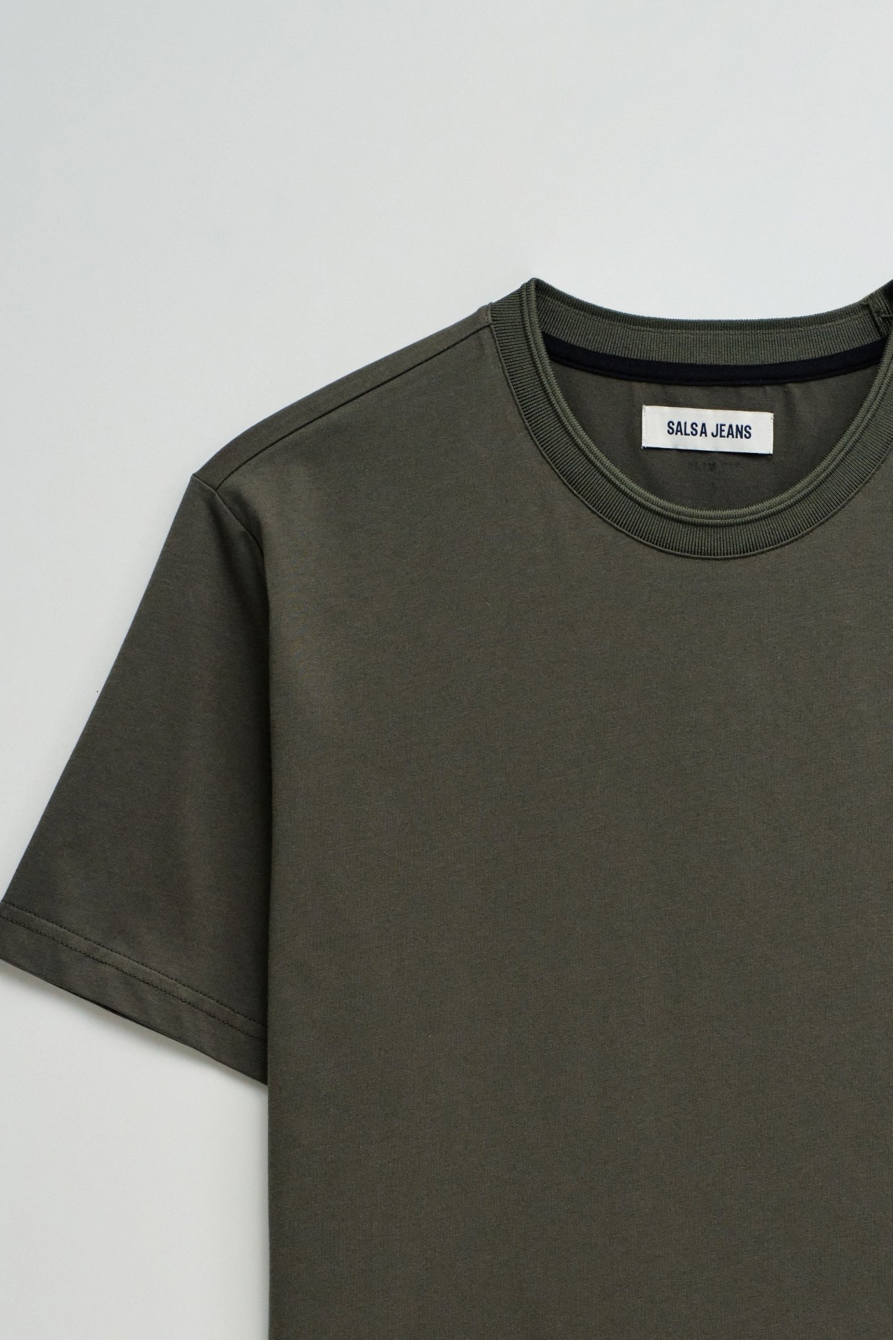 T-SHIRT MIT BRANDING