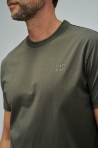 T-SHIRT MIT BRANDING