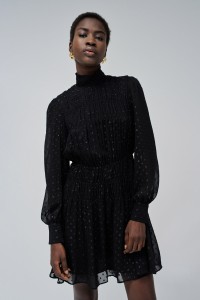 KURZES KLEID MIT GLANZEFFEKT