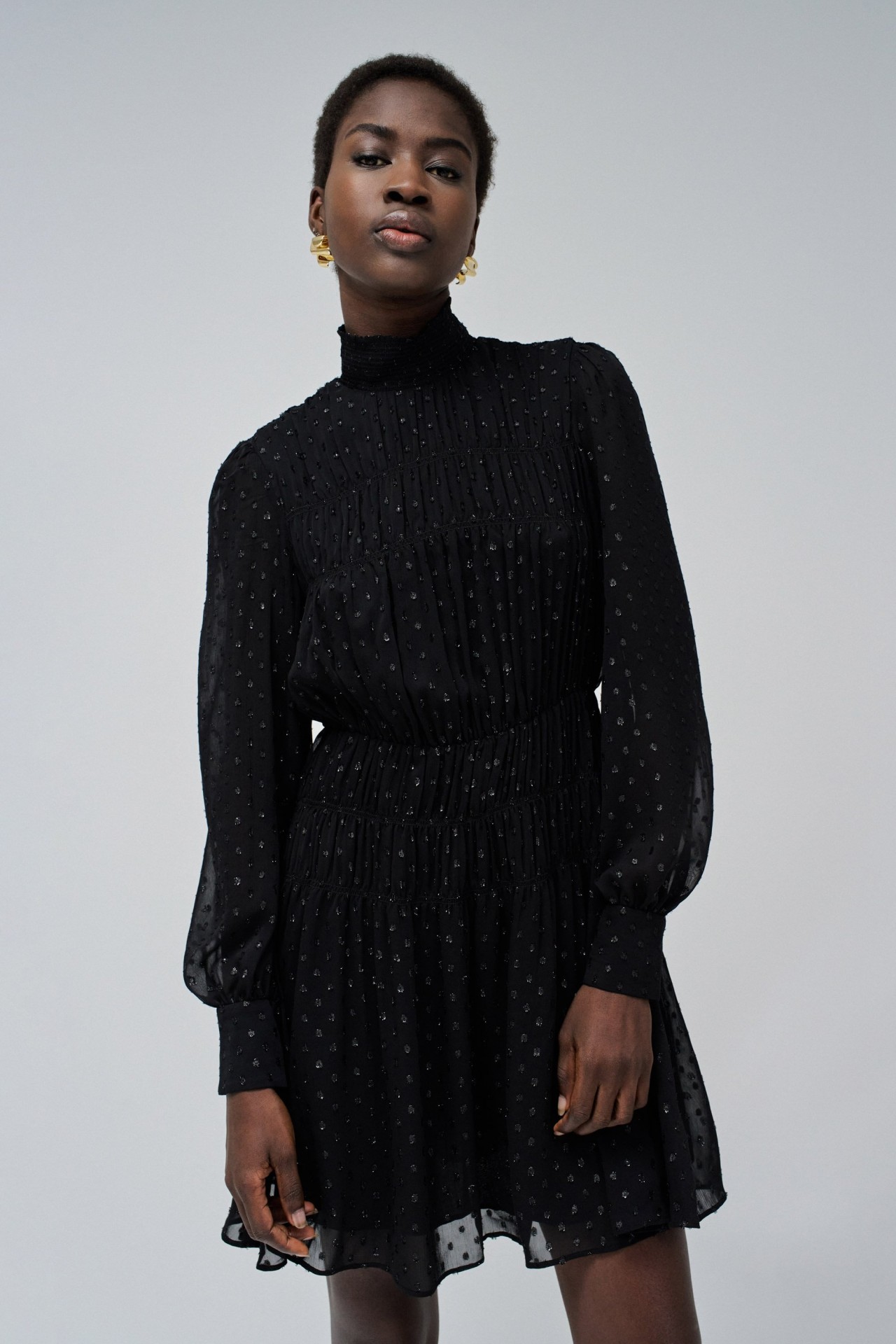 KURZES KLEID MIT GLANZEFFEKT