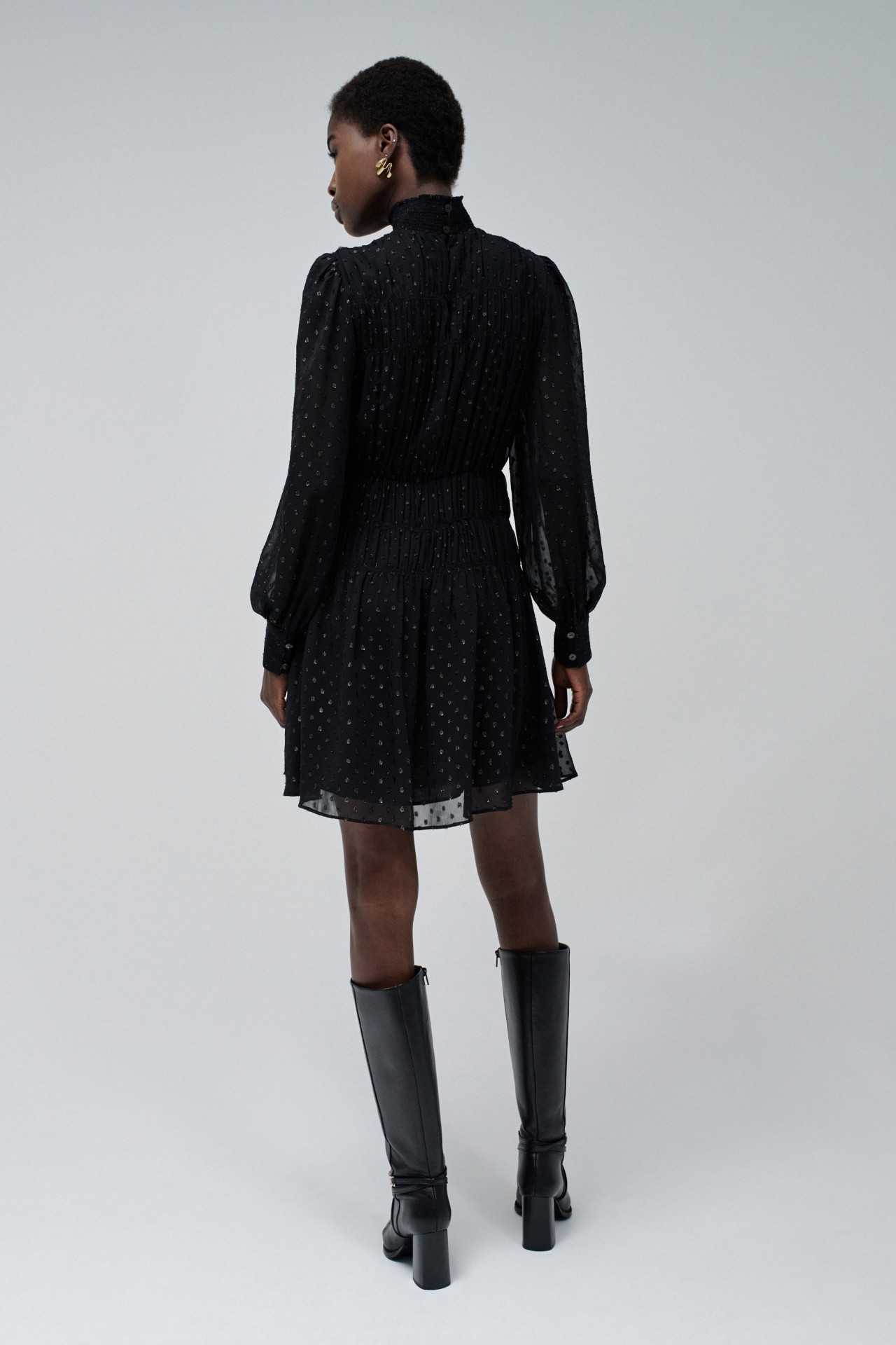 KURZES KLEID MIT GLANZEFFEKT