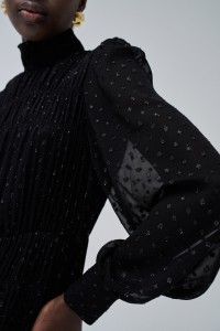 KURZES KLEID MIT GLANZEFFEKT