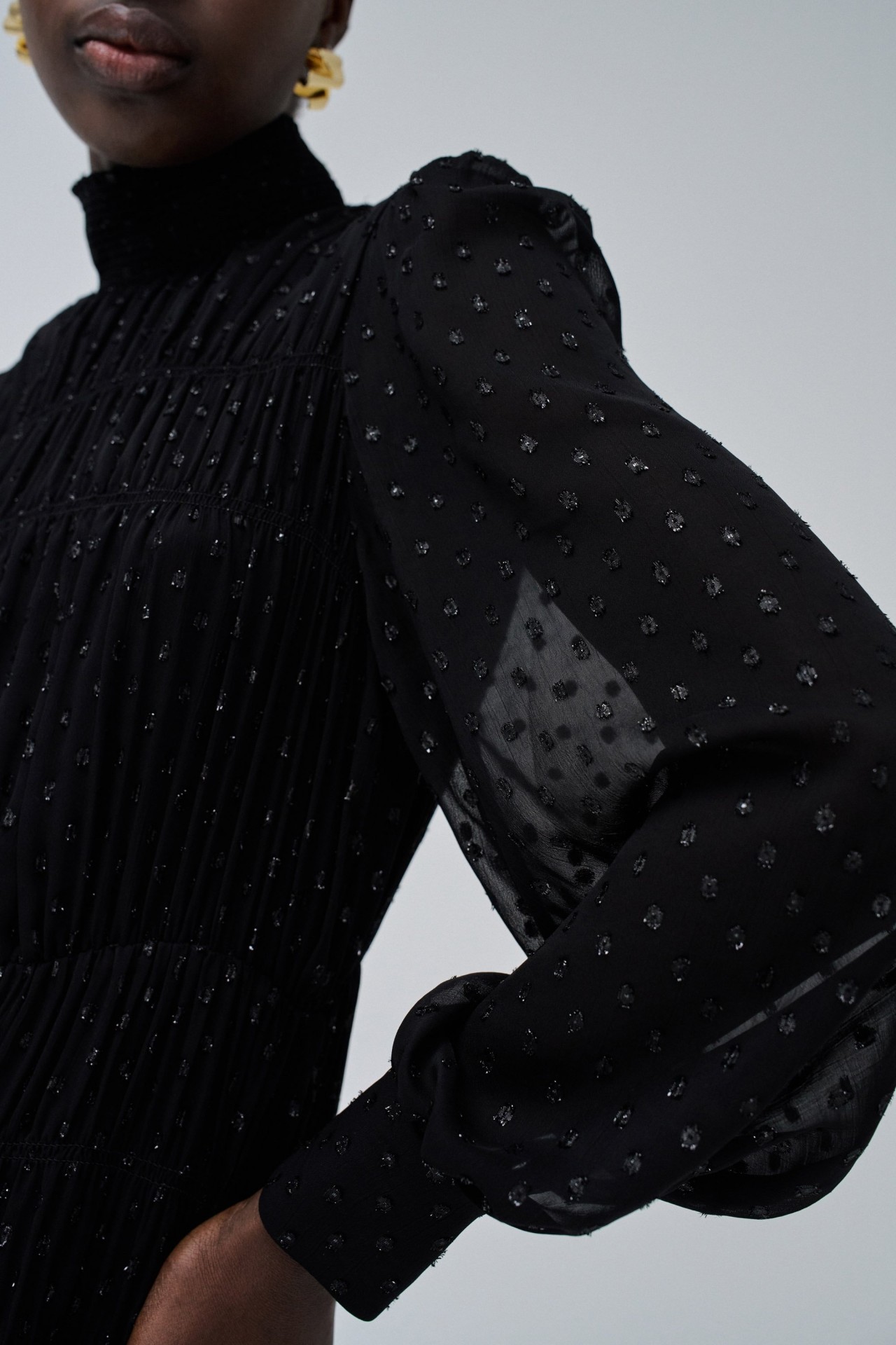 KURZES KLEID MIT GLANZEFFEKT