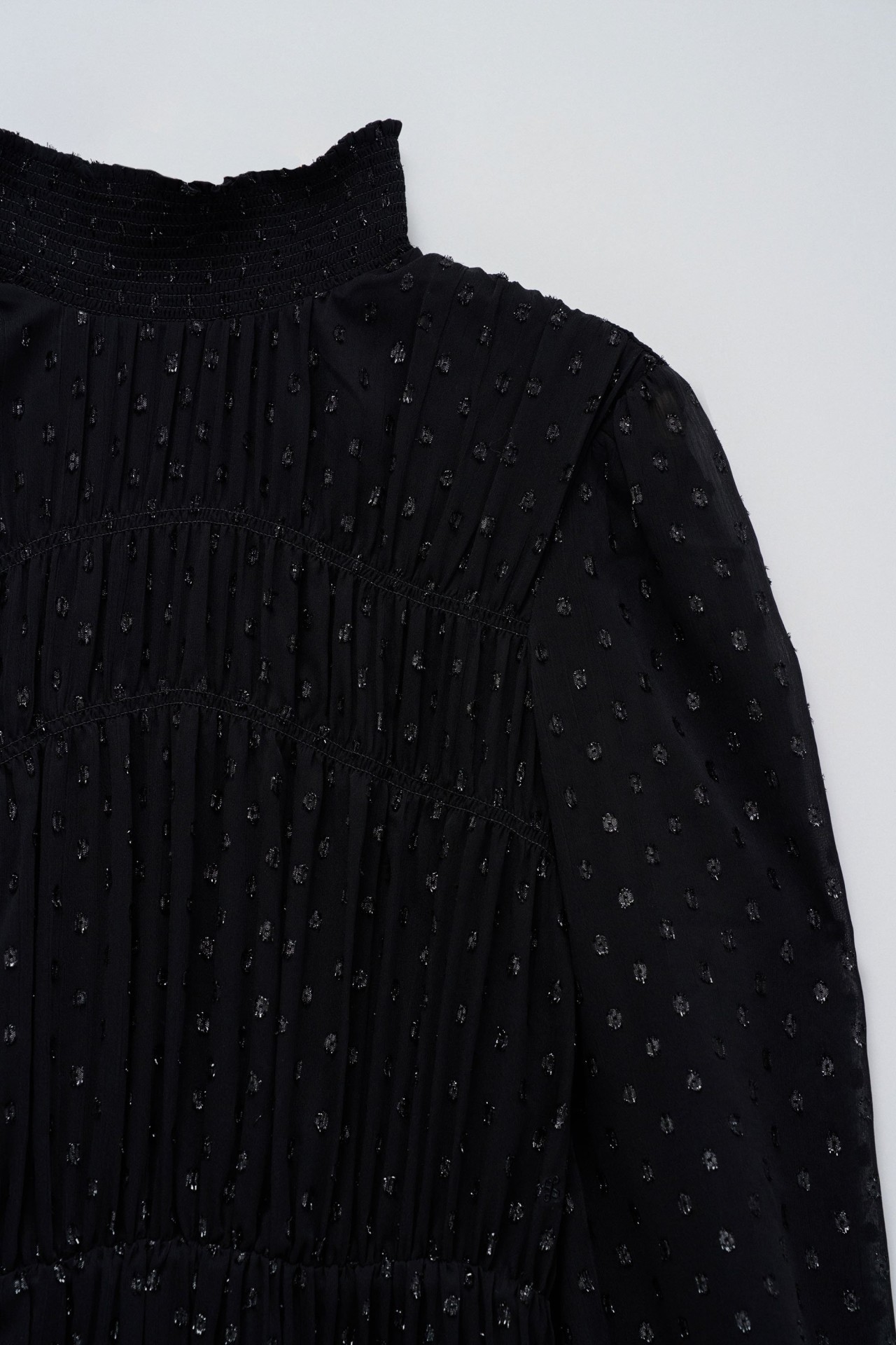 KURZES KLEID MIT GLANZEFFEKT