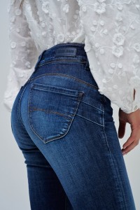SECRET PUSH IN SLIM JEANS