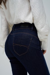 SECRET PUSH IN SLIM JEANS