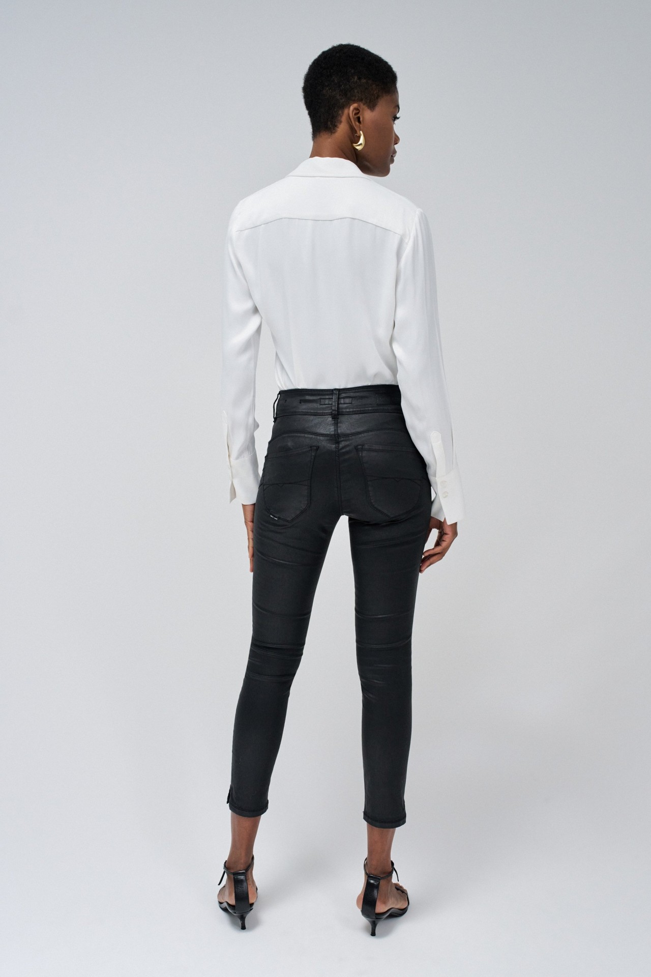 SECRET PUSH IN CROPPED SKINNY JEANS