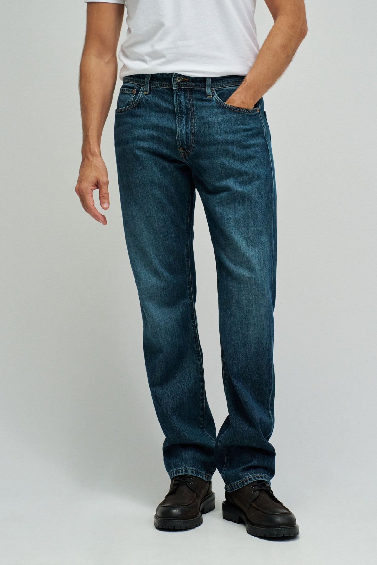 STRAIGHT FIT JEANS