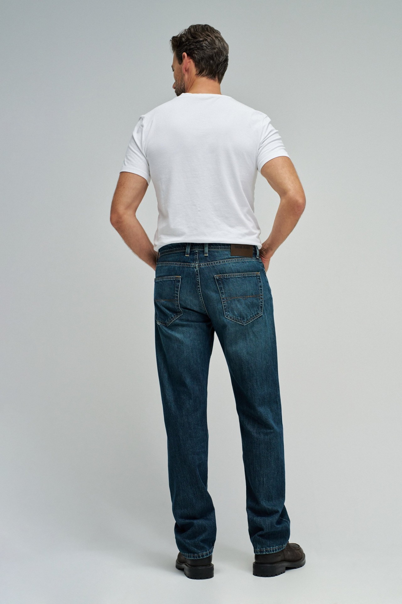 STRAIGHT FIT JEANS