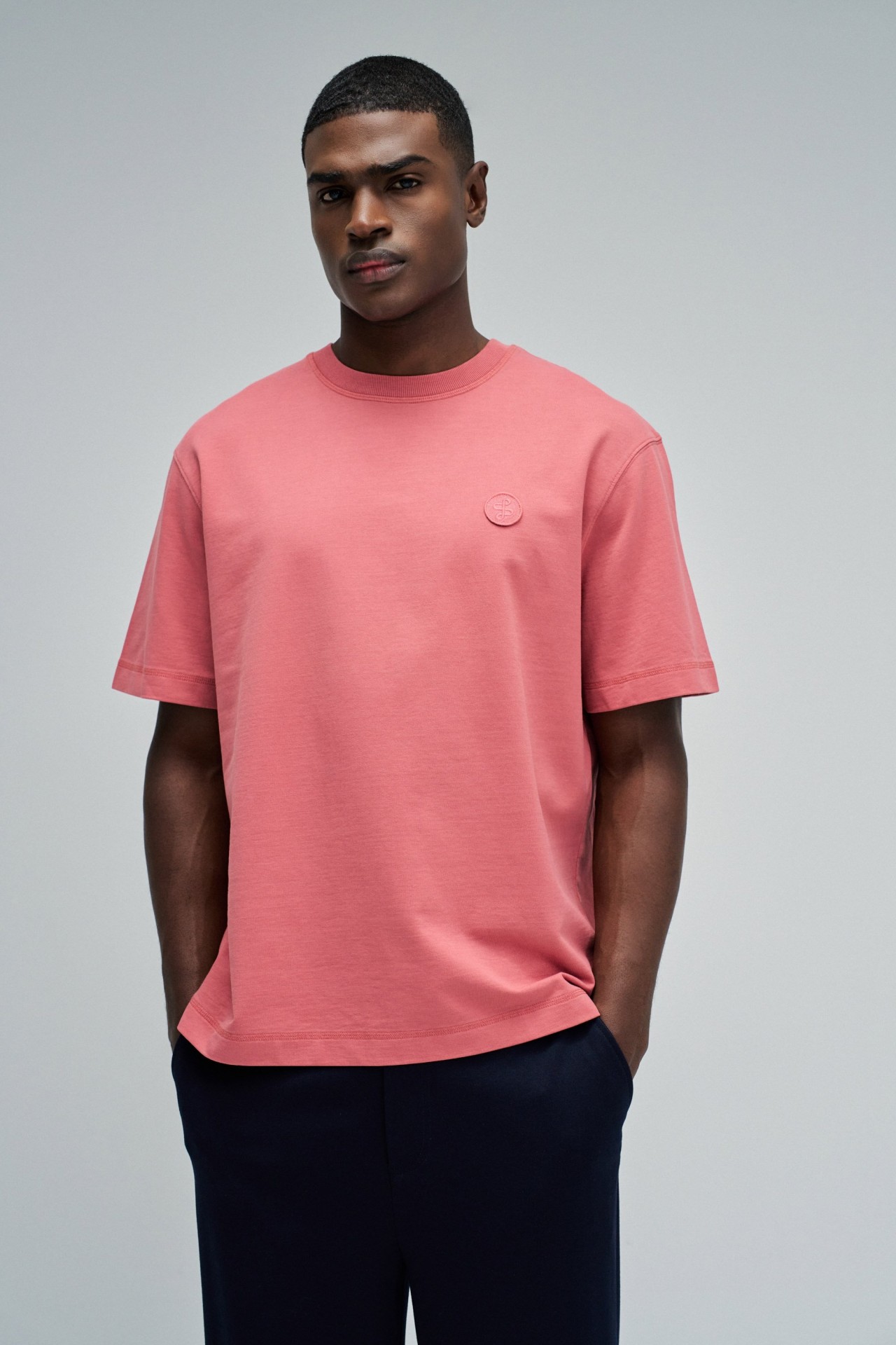 T-SHIRT MIT BRANDING