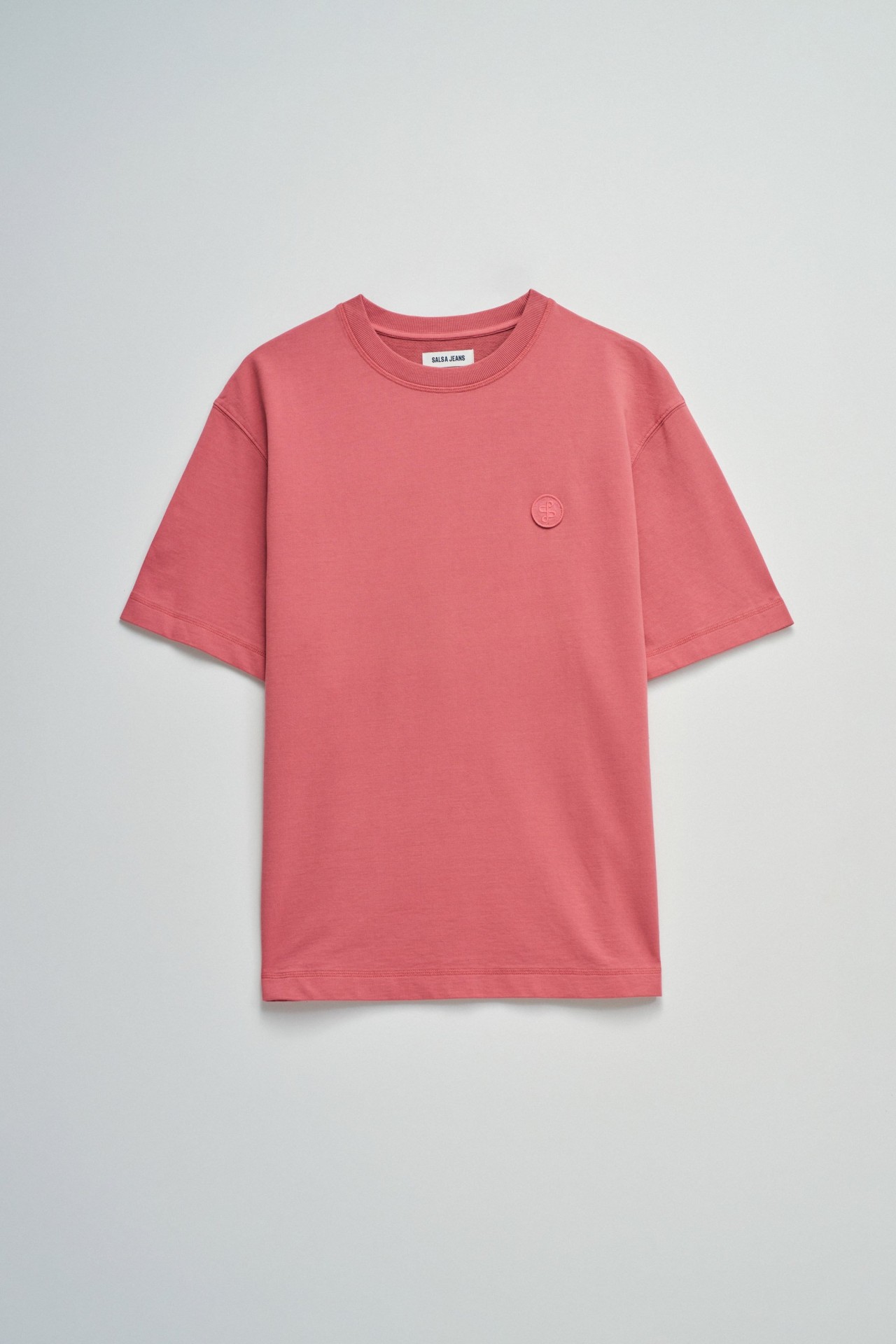 T-SHIRT MIT BRANDING