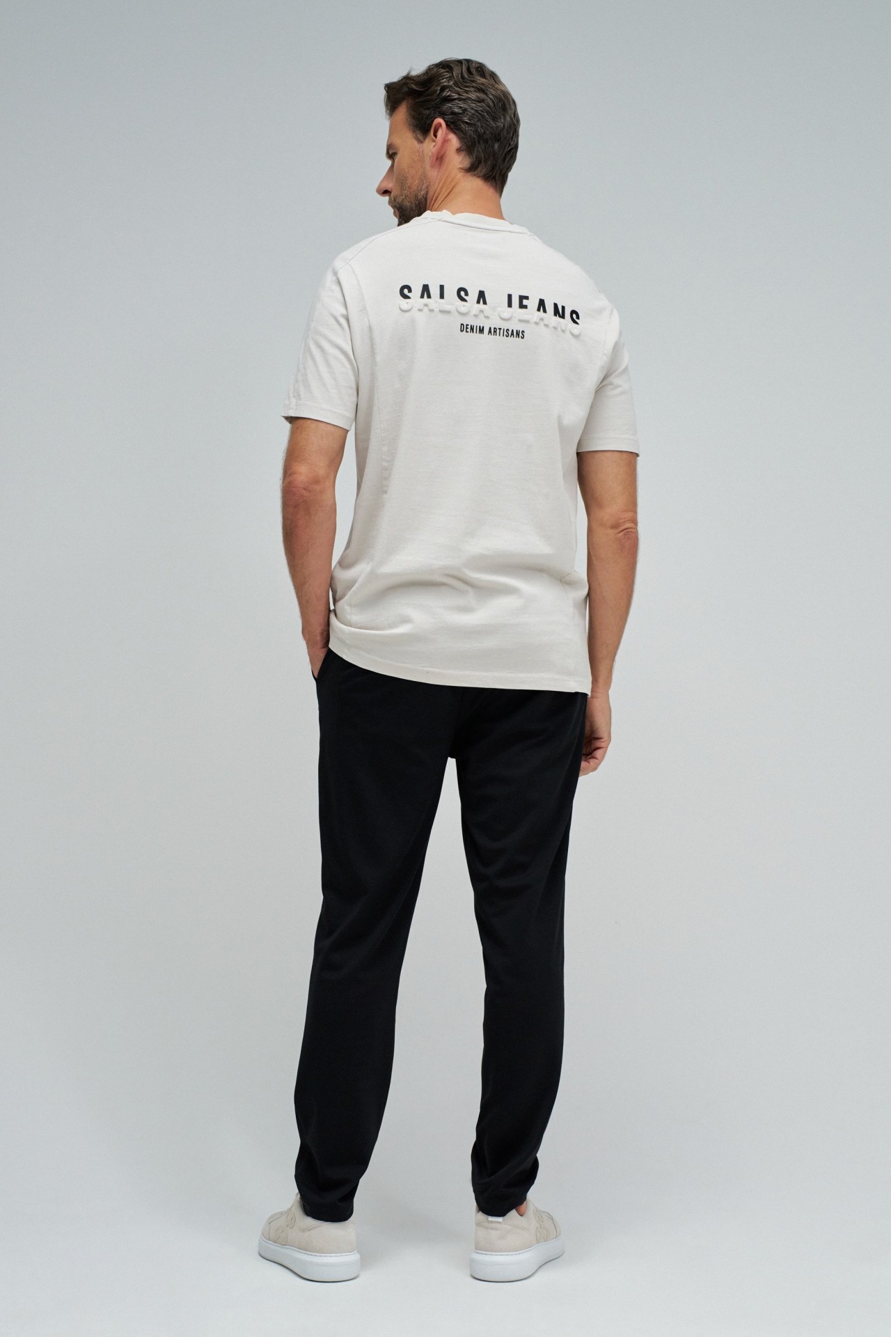 T-SHIRT MIT BRANDING