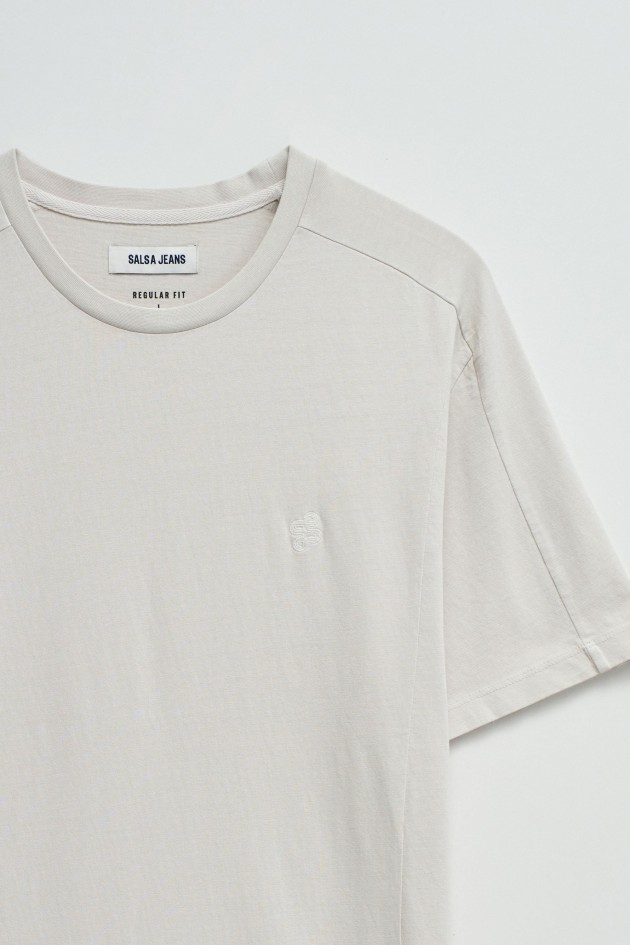 T-SHIRT MIT BRANDING