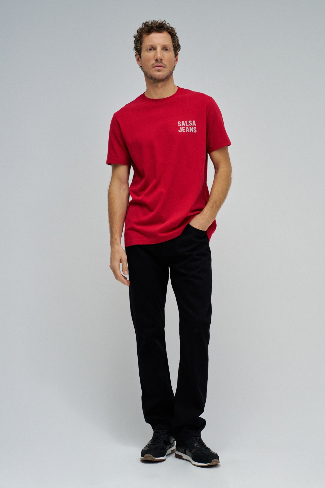 T-SHIRT MIT BRANDING