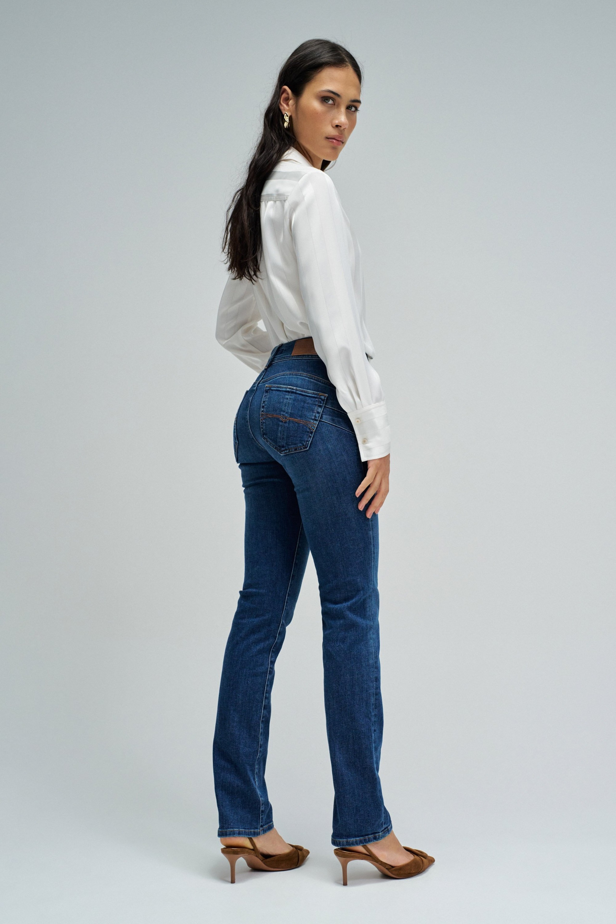 SECRET PUSH IN SLIM JEANS