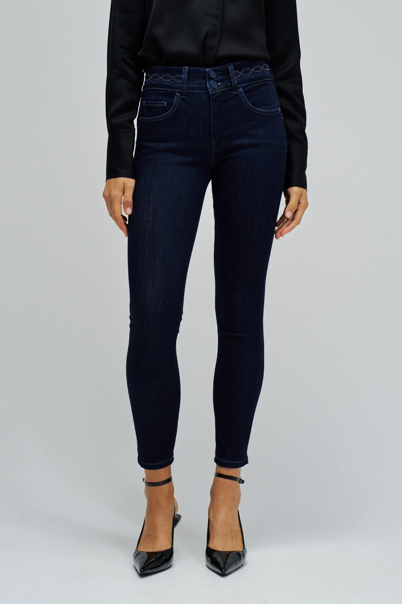 SECRET PUSH IN CROPPED SKINNY JEANS