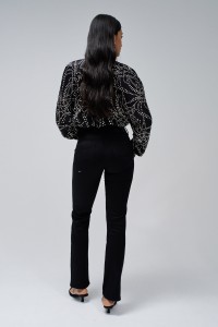 SECRET PUSH IN STRAIGHT JEANS