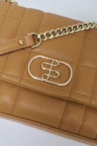 GEPOLSTERTER BEUTEL LEDEREFFEKT