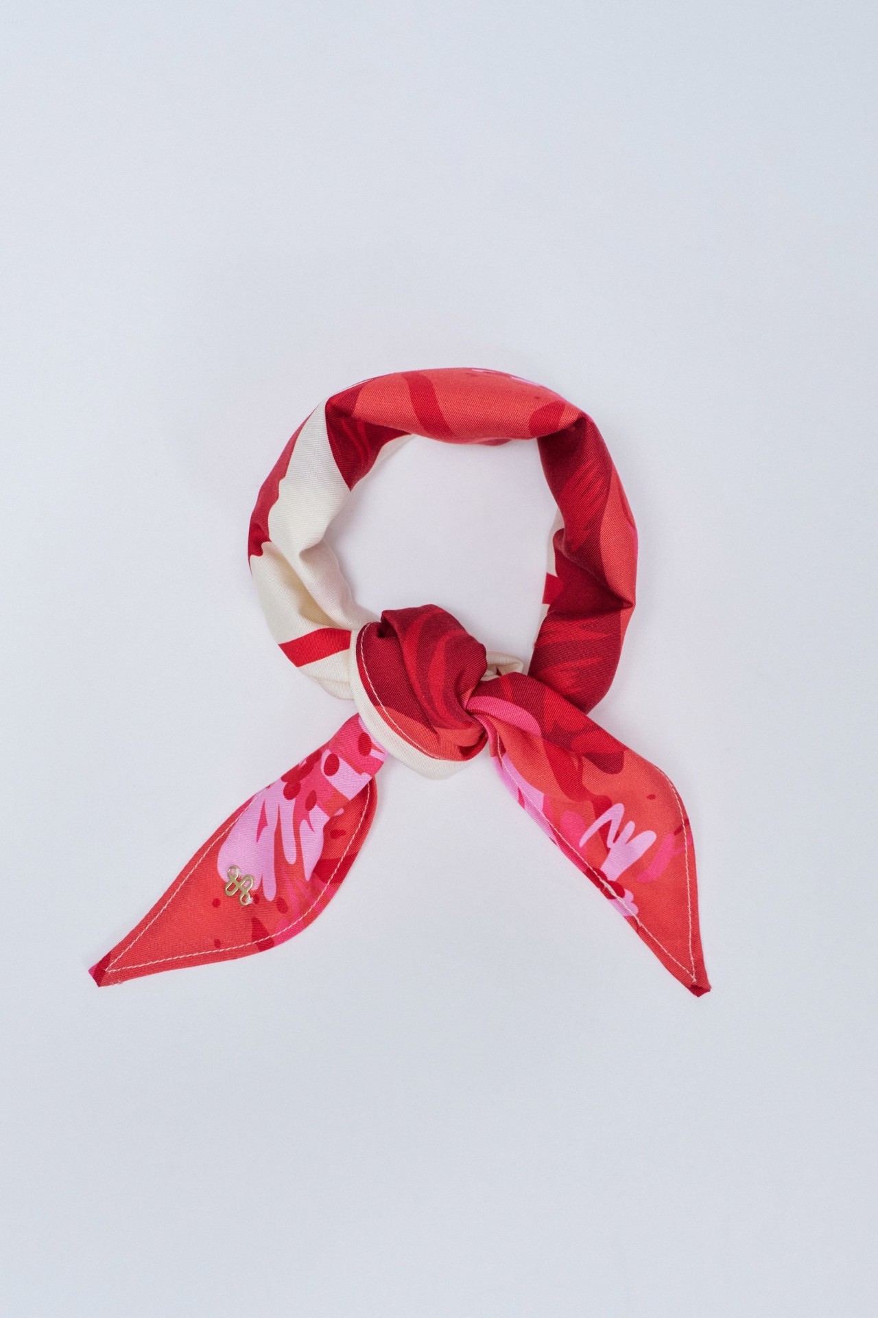 TRIANGULAR SCARF WITH PATTERN