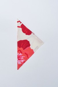TRIANGULAR SCARF WITH PATTERN